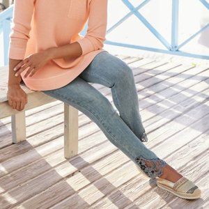 Light sand wash jeans with lace insets at the hems